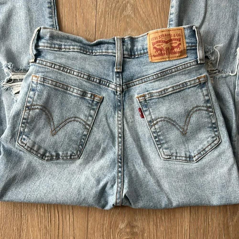 LEVIS WEDGIE STRAIGHT DISTRESSED KNEES HIGH RISE SIZE 25
